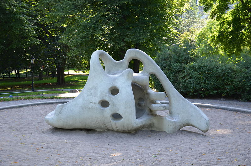 Tufsen, scultura ludica in cemento misto a marmo di Egon Ego Møller Nielsen presso Humlegarden a Stoccolma, 1949 (foto attuale).