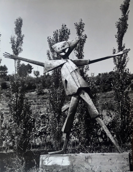 Pinocchio che saluta di Pietro Consagra per il Giardino di Pinocchio, 1953-1972. Interessante notare come il protagonista della storia compaia solo alla fine del percorso, introducendo il ‘visitatore bambino’ al Paese dei Balocchi (AFNCC, Ct. Disegni Paese dei Balocchi).